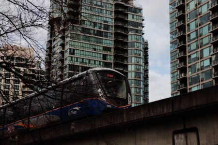 В Суррее и Лэнгли строятся новые станции наземного метро SkyTrain
